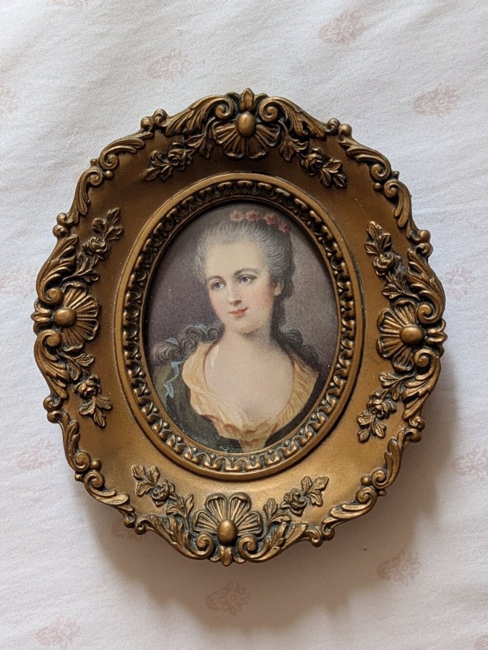 Vintage Victorian Inspired A Cameo Creation Gold Frame Wall Plaque with Woman Pa